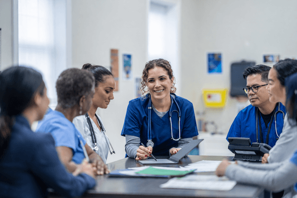 Equipe médica usando o Escriba Médico